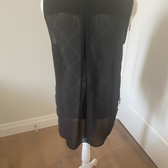 H&M sleeveless blouse. Great condition. Size 8 - Picture 2 of 2